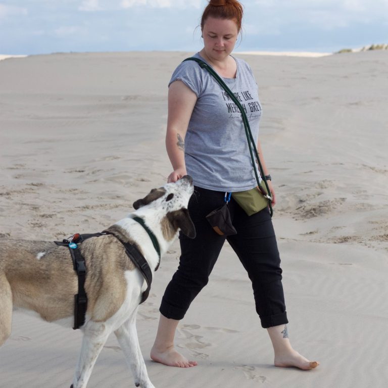 Cindy mit ihrer Pyrenäenberghündin Minze am Strand